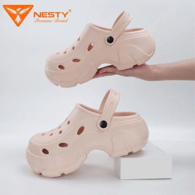 Phối đồ streetwear với dép crocs 